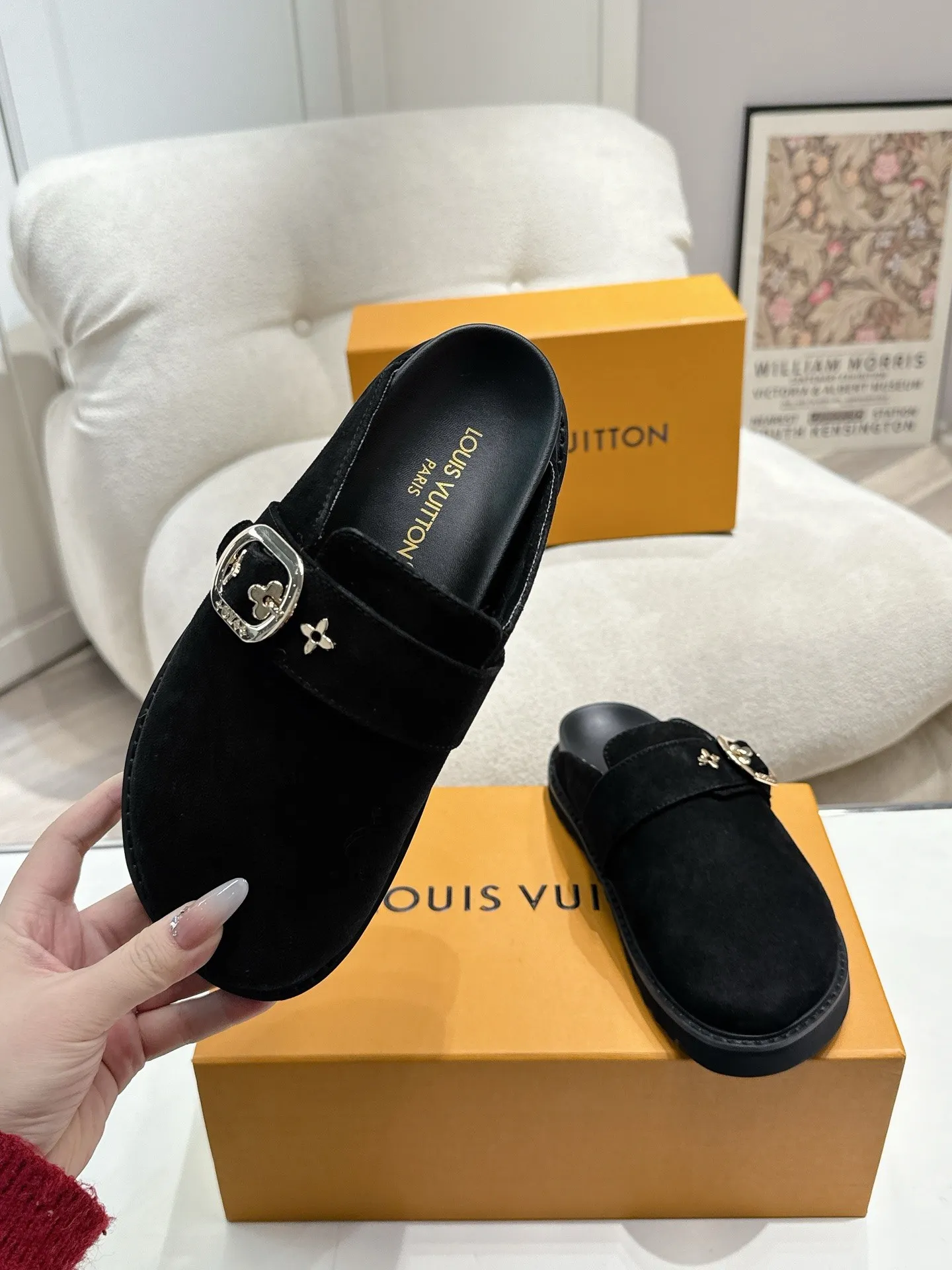 👟👟Ex-factory price 520👟👟 /lv new Baotou half-drag winterbreak comfert flat slippers lv letter and monogram floral embellished leather surface, with sheepskin lining, suitable for indoor and outdoor wear. The water table is made of high-density foam material, which is light and comfortable. The sole has a certain thickness and the heightening effect is also good! Boutique size:35-46